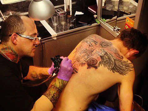 Фанаты раскритиковали татуировку Павла Воли