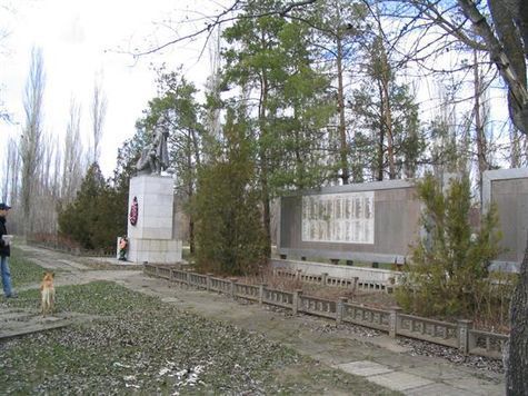 Более 1000 солдат войны, похороненных в братской могиле, остаются неизвестными 
