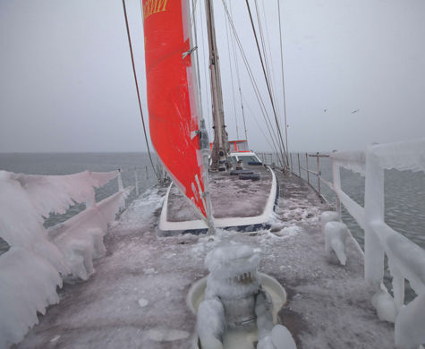 Яхтсмены взяли в окружение Южный и Северный полюсы