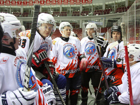 В выходные в Челябинске прошел необычный хоккейный турнир, посвященный памяти погибших при исполении долга сотрудников спасательных служб, сообщили в пресс-службе МЧС региона. 