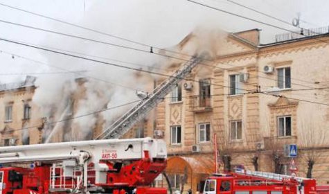 Сотрудники МЧС продолжают работать на месте пожара здании Ворошиловского районного суда