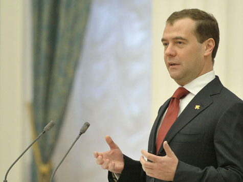 Премьер Медведев призвал партию власти к цивилизованному диалогу со СМИ