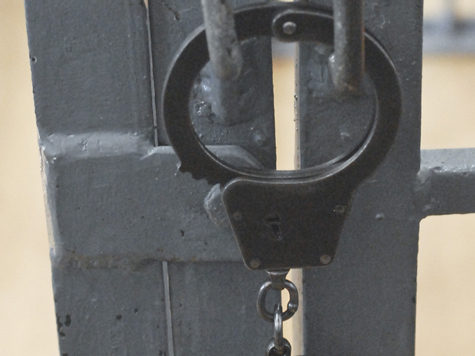 По версии следствия, за 90 тысяч евро они обещали сыну обвиняемого в мошенничестве смягчить наказание