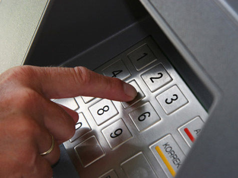 При снятии наличных в банкоматах теперь страдают «третьи лица»