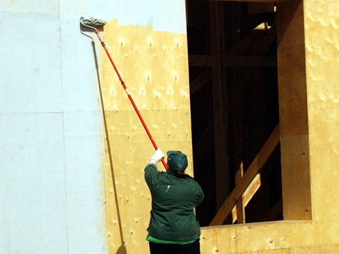 Заодно с металлическими балками покрасили иномарку жителя подмосковного Серпухова рабочие местного строительного рынка