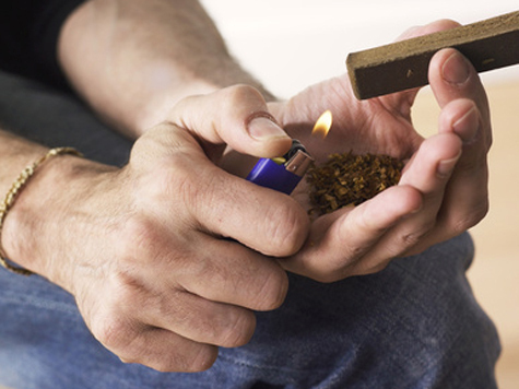 Стажер следственного отдела ОМВД России по Красносельскому району 23-летний Ренат Шарафуллин был задержан 26 августа с крупной партией гашиша