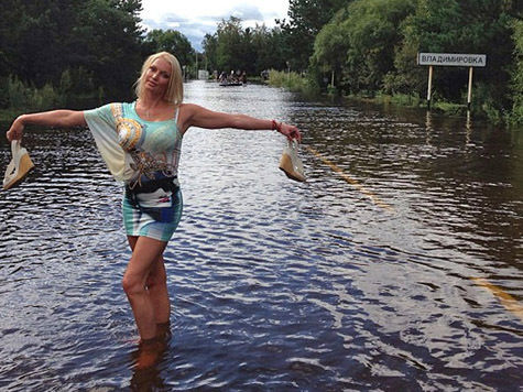 Знаменитая балерина призналась, что своей фотосессией на фоне наводнения, хотела лишь обратить внимание россиян на эту беду