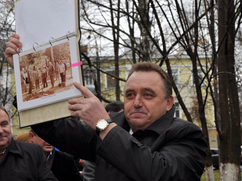 «Это дерево посадил выдающийся политический государственный деятель Гейдар Алиев. 2 июля 1983 года». От вологжан. Ноябрь 2010»