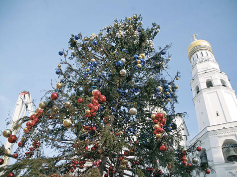 Юные читатели «МК» украсили кремлевскую елку шарами, сделанными своими руками