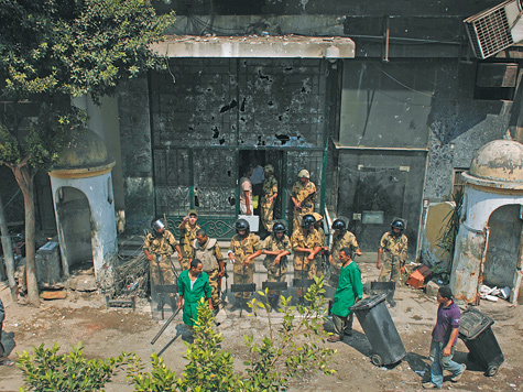 Толпа, жаждавшая крови израильских дипломатов, попутно разгромила посольства Франции и Саудовской Аравии