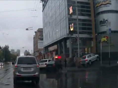 В Нижнем Новгороде не могут избрать меру пресечения автоледи, задавившей полицейского на тротуаре