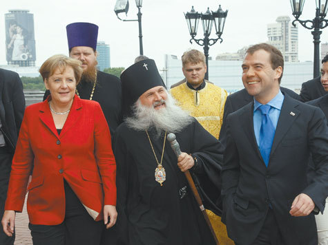 Медведев и Меркель отомстили провидцу Паулю
