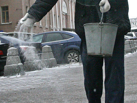 Чистый натрий хлор в высоких концентрациях вреден не для человека, а для окружающей среды и техники, поэтому на дорогах применяют различные смеси