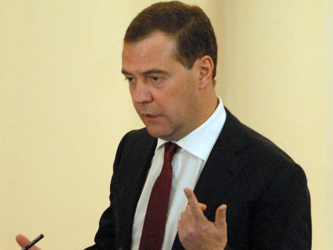 Премьер пожаловался Валентине Матвиенко, что ему труднее, чем в 2008 году, и попросил сенаторов о помощи