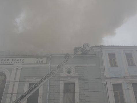 Здание оцеплено, на месте работают пожарные
