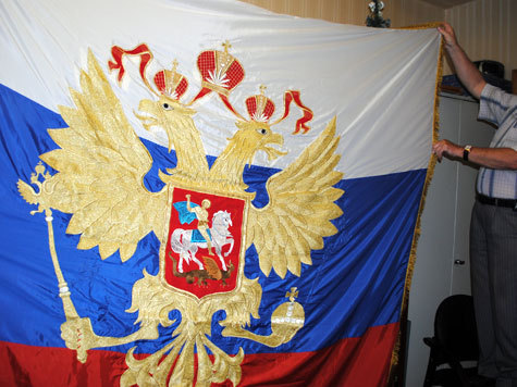 Корреспондент “МК” вскрыл “семь замков” и “семь печатей”, за которыми прячут кремлевские флаги
