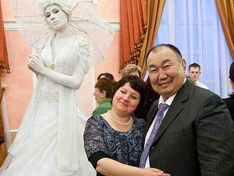 Депутат горсовета устроил праздничный концерт