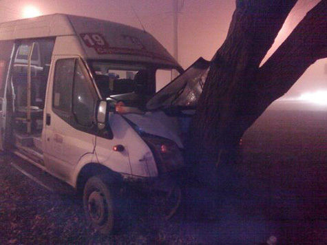 Сегодня в Ленинском районе рано утром водитель маршрутного такси № 39, не справившись с управлением, выехал за пределы дороги и «поцеловался» с деревом. 