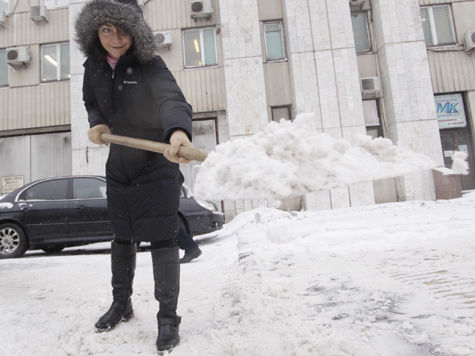 Для скорейшей уборки снега мэр разрешил ежедневно закрывать для движения сотни улиц
