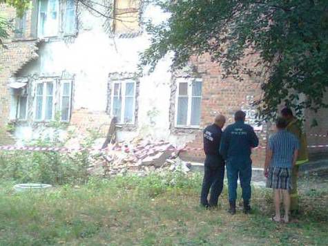 В Таганроге обрушилась облицовка стены аварийного дома