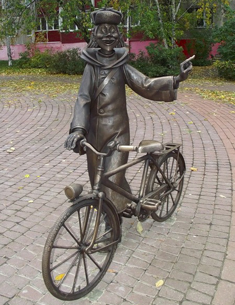 Галерея бронзовых скульптур города дополнена фигурой почтальона Печкина