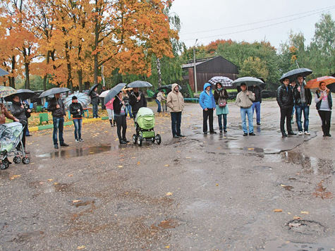 Против банды истязательниц из поселка Калининец соседи вышли на митинг  