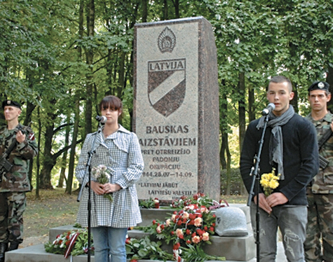 В Латвии открыт памятник карателям из Waffen SS