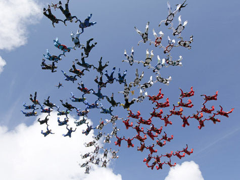 Смелые, сильные и влюбленные в небо русские парашютистки из команды «Жемчужины России» установили новый мировой рекорд