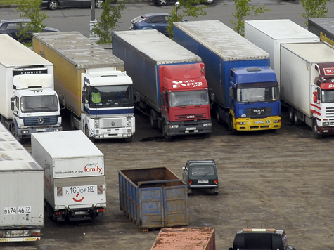 С тяжелых грузовиков будут брать плату за проезд по российским трассам — она составит 3,5 рубля за километр