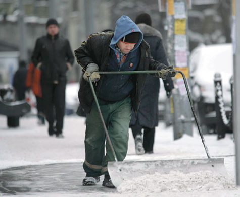 Мощный снегопад стал в среду причиной сразу двух серьезных ДТП в столице