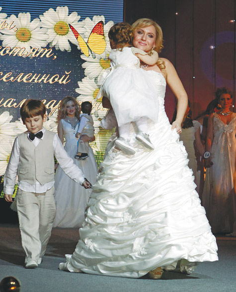 Победительницей конкурса красоты для замужних дам стала Кристина Беленькая