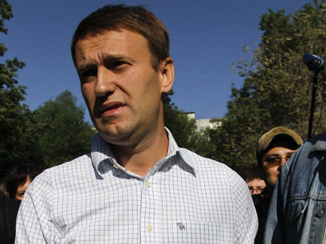 Акунин поддержал блогера плакатом, на процесс приедут Борис Немцов и Геннадий Гудков