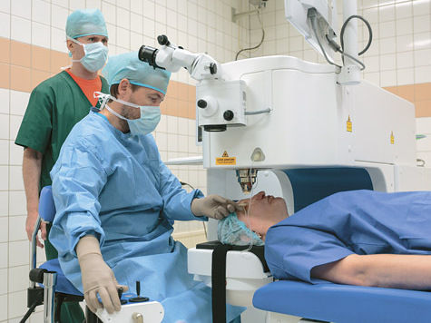 В четверг в МНТК «Микрохирургия глаза» опробована новая технология по замене помутневшего хрусталика у 91-летней пациентки 