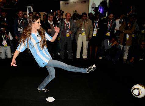 "Мисс Аргентина" оказалось первой в футбольном конкурсе