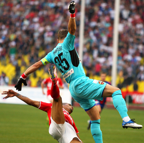 Игровое столкновение Веллитона и Акинфеева вылилось в непристойный скандал