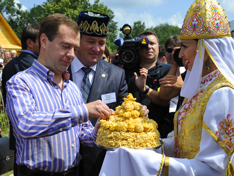 В Казани Медведев познакомился с Ежевикой и подержался за люляму
