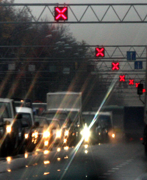 Ввести полосу для реверсивного движения автомобилей по Волоколамскому шоссе в Москве планируют столичные власти