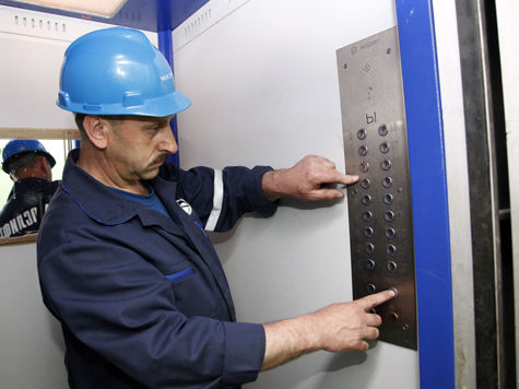 С вопросом о том, почему на два лифта в московских домах приходится всего одна кнопка вызова, все чаще стали обращаться к коммунальщикам горожане