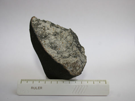Сегодня утром в лабораторию космохимии и метеоритики ГЕОХИ РАН доставили образцы метеорита, упавшего 15 февраля в Челябинске