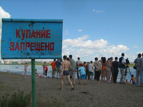Лишь в 7 зонах отдыха из 11, официально открытых для купания с 1 июня, разрешили плескаться москвичам санитарные врачи
