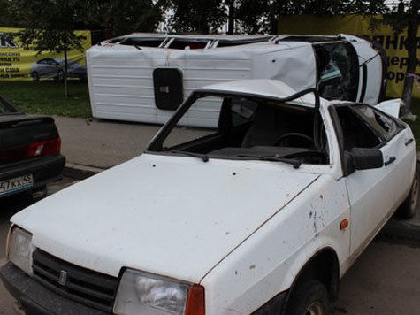 В ГИБДД Челябинска расследуется серьезный дорожный инцидент с участием маршрутного такси «ФОРД» и автомобиля «Порше Панамера», произошедший днем в четверг на улице Братьев Кашириных. 