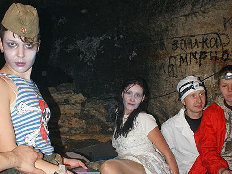 Как отмечали Хэллоуин в подмосковных пещерах
