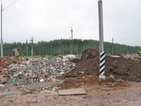 Уже более двух месяцев на территории Подольского района по ночам устраивают несанкционированный сброс мусора