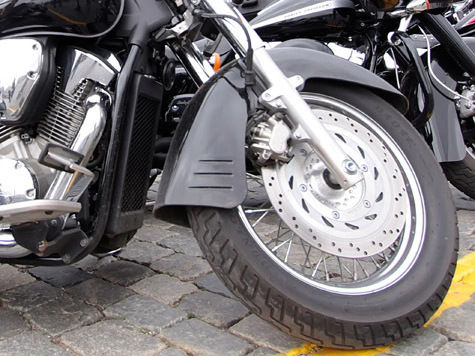Владельцам мотоциклов и электромобилей разрешат безвозмездно парковаться на платных стоянках в пределах Бульварного кольца