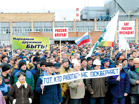 Три тысячи работников корпорации «Тольяттиазот» вышли на митинг в защиту российских духовных ценностей

