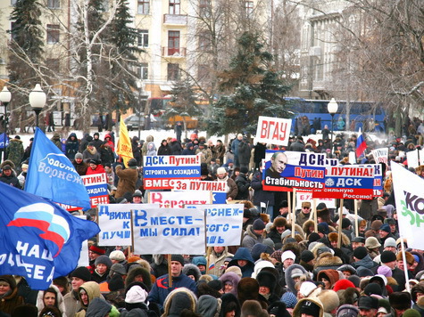 На митинге за позитивные перемены воронежцы позвали Путина в президенты, а на оппозиционной акции — попросили покаяться и уйти 