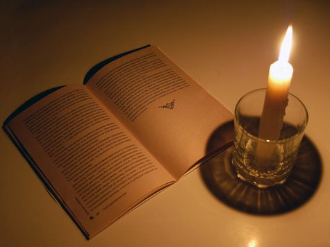 «Мело весь месяц в феврале, и то и дело 
Свеча горела на столе, свеча горела»
Борис Пастернак, «Зимняя ночь»
