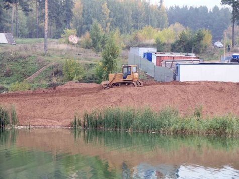 В Ижевске продолжаются работы по укреплению берега пруда