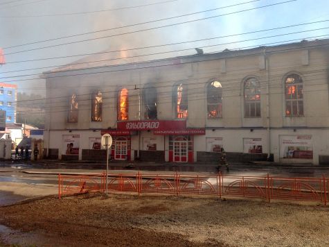 В Иркутске локализован пожар в здании магазина «Эльдорадо»