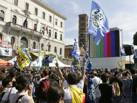 Итальянцы лишили своего премьера права не являться на слушания